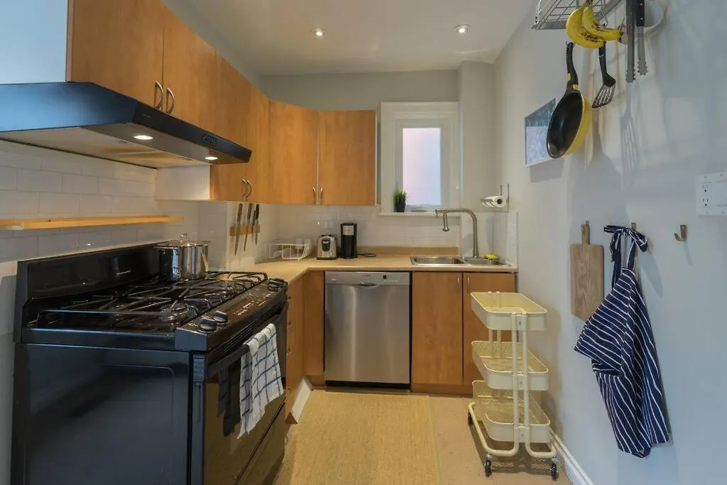 Spacious Room With Ensuite Bathroom Near Subway, Koreatown & Uoft Toronto