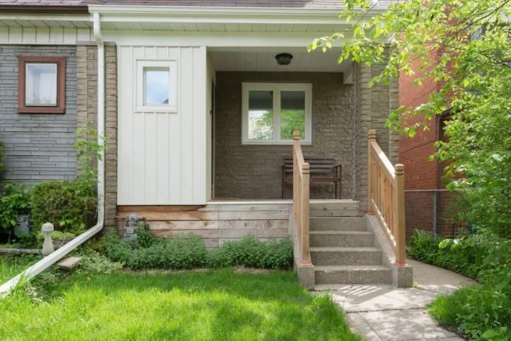Homestay Spacious Room With Ensuite Bathroom Near Subway, Koreatown & Uoft Toronto Canada