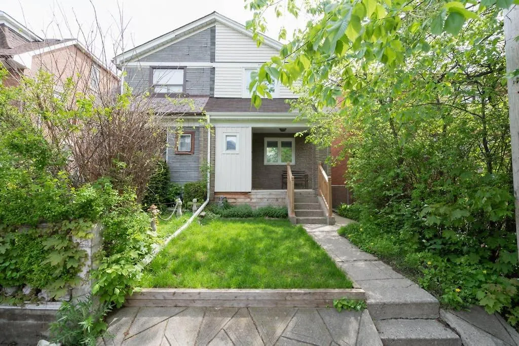Spacious Room With Ensuite Bathroom Near Subway, Koreatown & Uoft Toronto Canada