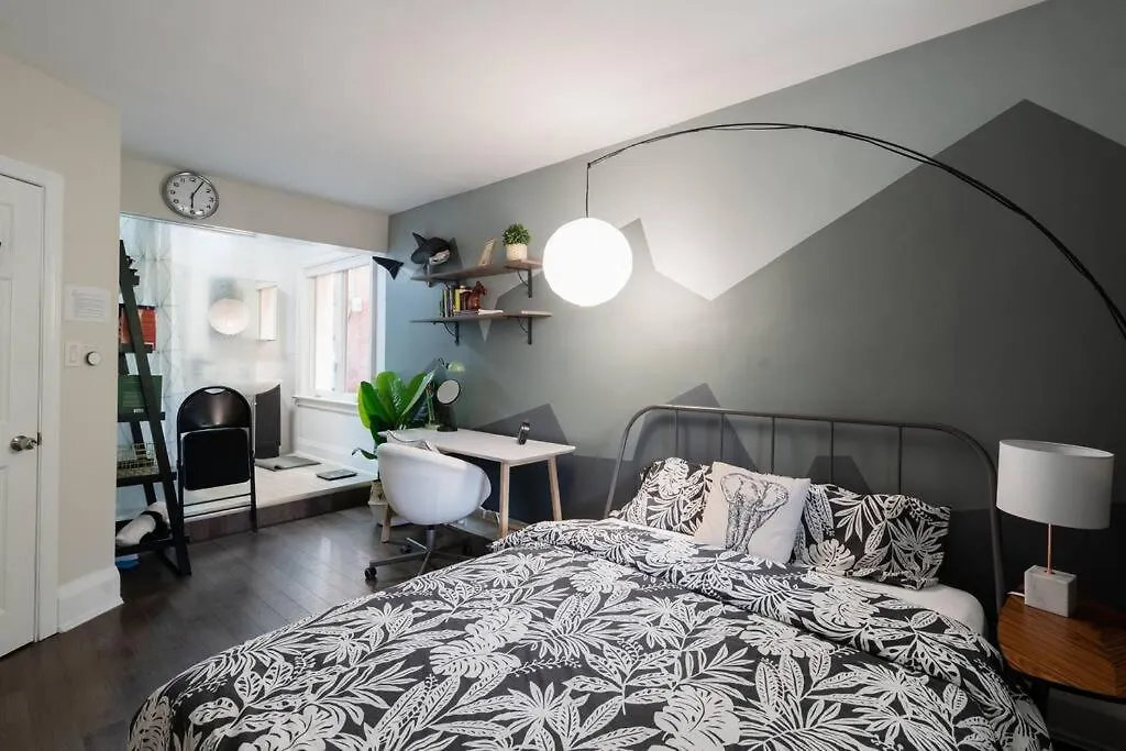 Spacious Room With Ensuite Bathroom Near Subway, Koreatown & Uoft Toronto